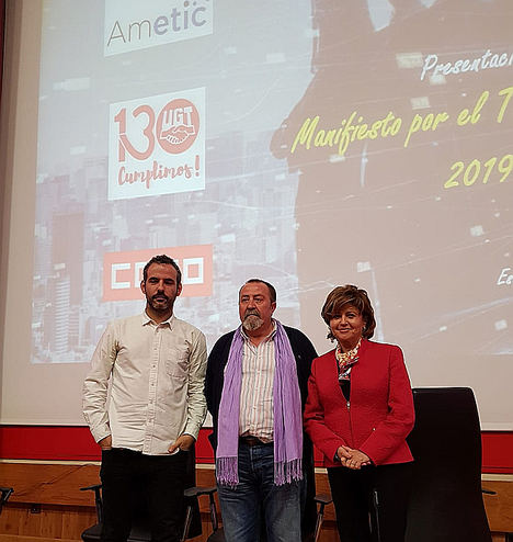 De izqda. a dcha.: Carlos Gutiérrez, secretaria de juventud y nuevas realidades del trabajo de CCOO; Sebastián Pacheco, secretario de formación de UGT, y María Teresa Gómez Condado, directora general de AMETIC. 