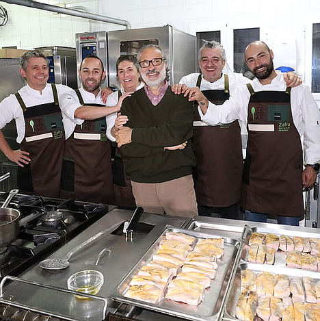 De izq. a dcha.: Manolo de la Osa rodeado de sus discípulos, Álvaro Garrido, Ricardo Sotres, Maca de Castro, Dani Carnero y Benito Gómez. 
