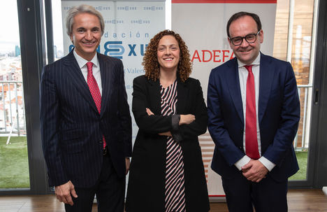 De izqda. a dcha.: Manuel Broseta (Conexus), Mº Mar López Gil (Dpto Seguridad Nacional) y Alberto Zoilo Álvarez, presidente de ADEFAM.