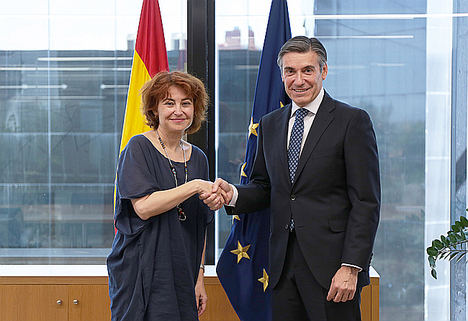 María Peña, consejera delegada de ICEX España Exportación e Inversiones y Javier M. Flores, director general de la Fundación Microfinanzas BBVA.