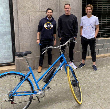Marc ter Stegen entre Diego Casabe y Falk Siegel, Fundadores de Kleta.
