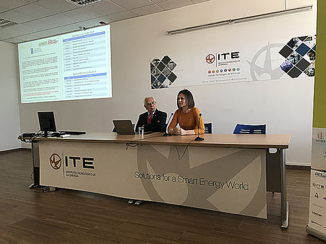 María Dolores Parra, Directora IVACE internacional y Jose Dominmgiuis, presidente del Cluster.
