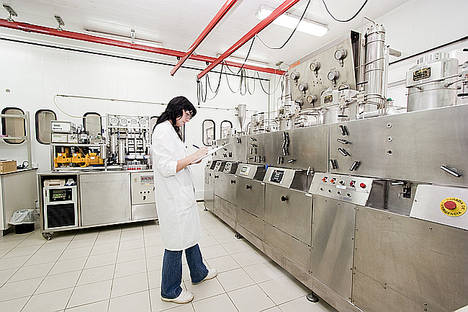 Técnico en planta piloto de AINIA.