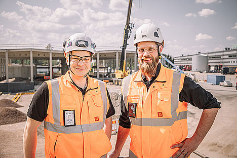 Matti Kaunisto, gerente de desarrollo de Nokian Tyres,  y Kalle Kaivonen, director de investigación y desarrollo de Nokian Heavy Tyres Ltd.