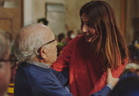 Mayores en situación de soledad crean vínculos con personas más jóvenes a través de la repostería
