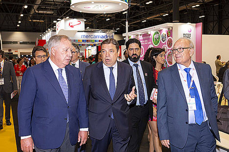De izda. a dcha.: Clemente González Soler, presidente del Comité Ejecutivo de IFEMA; Luis Planas, Ministro de Agricultura, Pesca y Alimentación; Raúl Calleja, director de Meat Attraction, y Julio Tapiador, presidente del Comité Organizador del X Congreso Mundial del Jamón.  