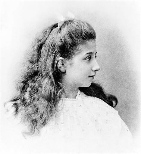 120 años de Mercedes, la niña y la marca