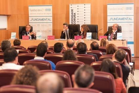 Mesa redonda moderada por Adolfo Campos con los autores de la obra: Fernando Peña, Natalia Álvarez y José Manuel Busto.