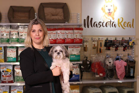Vivian Nazario, en su tienda de servicios para mascotas abierta con el apoyo financiero de MicroBank.
