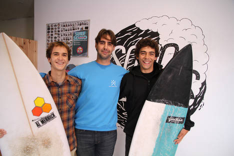 Samuel, Laro y Diego han creado una escuela de surf financiada con un microcrédito de MicroBank.