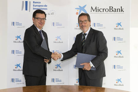 Román Escolano, vicepresidente del BEI, y Antonio Vila, presidente de MicroBank, durante la firma del acuerdo entre las dos entidades.