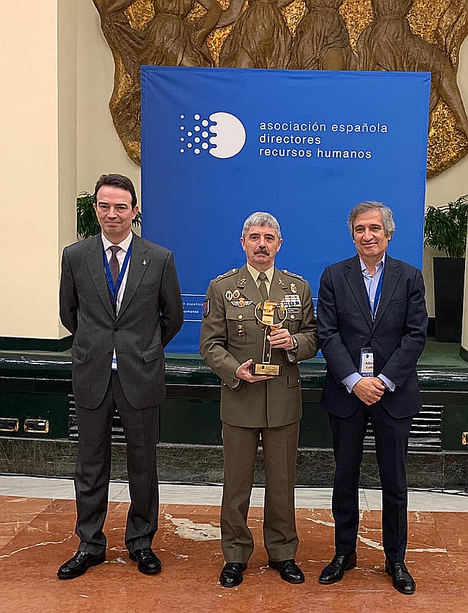 De izqda. a dcha.: Arturo Gonzalo, Repsol; Miguel Alcañiz Comas con el Premio Gestor de Personal 2019 de la Asociación Española de Recursos Humanos y Alfonso Callejo Acciona.