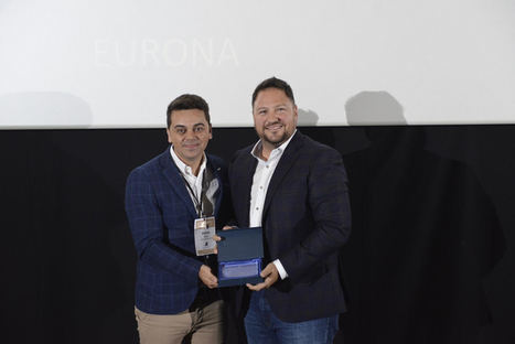 Miguel Ángel Rodríguez Caveda, (dcha.) recibiendo el premio.