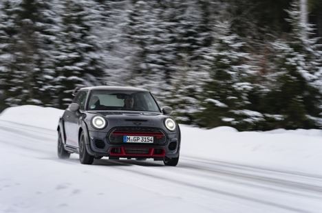 Mini John Cooper Works GP sobre la nieve