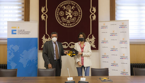 Momento de la firma con el presidente del Club de Exportadores, Antonio Bonet y Teresa Corzo, decana de la Facultad de Ciencias Empresariales y Económicas.