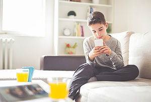 Más de 2.000 menores son víctimas de ciberdelitos cada año en España