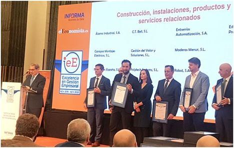 Miguel Ángel López, director general de Murprotec en España y Portugal en el momento de recibir el certificado.