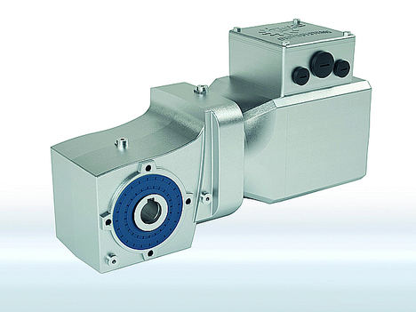 Los nuevos motores síncronos IE5+ son adecuados en aplicaciones de logística interna y en zonas de lavado a presión como una solución de sistema con reductores y convertidores de frecuencia de NORD DRIVESYSTEMS.