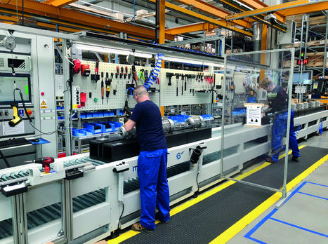 Las particiones entre los lugares de trabajo protegen a los empleados en el área de montaje.