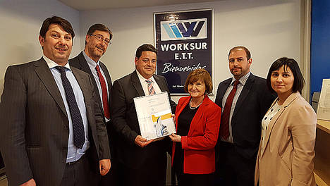 De izqda a dcha: Rafael Hernández, director de MC
MUTUAL en Madrid oeste; Alberto Sanz, gerente de Work Sur E.T.T.; Ignacio Osendi;
responsable de MC MUTUAL en Getafe, Mª Antonia Sánchez, directora general de
Work Sur E.T.T.; Daniel Vaquerizo, director comercial de Work Sur E.T.T.; y Raquel
Vaquerizo, responsable del departamento de selección de la entidad galardonada.

