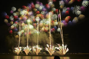 Fuegos artificiales para celebrar el verano en Japón