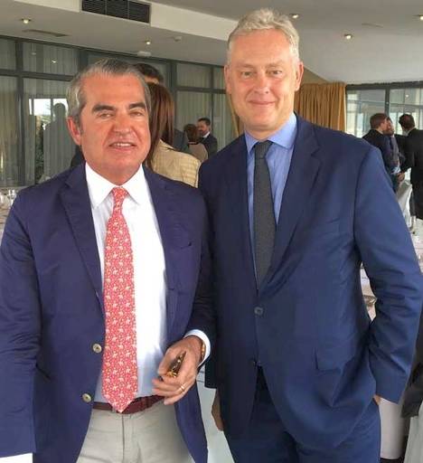 Juan Ignacio Navas, socio-director de Navas & Cusí, con el embajador de Gran Bretaña en España, Simon Manley.