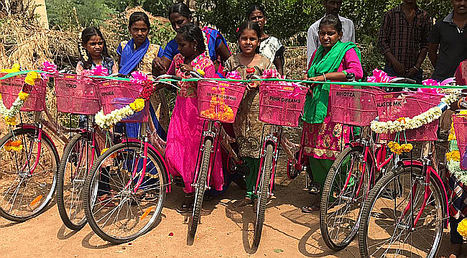 Niñas posando para la foto con sus bicicletas nuevas, donación a cargo de Mary Kay España.