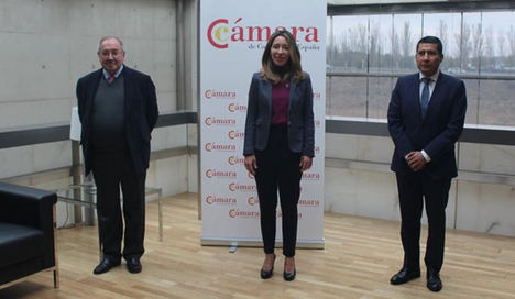 De izqda. a dcha.: Presidente de la Cámara de Comercio de España, D. José Luis Bonet; la Secretaria de Estado de Comercio, Dña Xiana Méndez Bértolo y el Embajador de Nicaragua en España, D. Carlos Midence. 