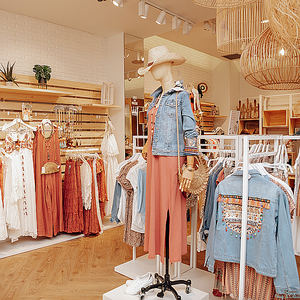 HUG & CLAU reabre una de sus tiendas de Madrid apostando por el estilo boho chic