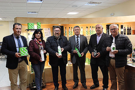 El consejero de Agricultura de la Junta de Andalucía destaca el proceso de unión de las almazaras históricas de Torredelcampo a través de Oleocampo