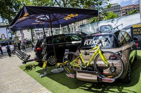 El portabicicletas de Opel en el Triatlón de Vitoria