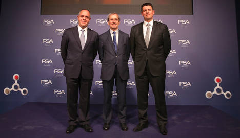 De izqda a dcha: Alfredo Vila, Director General PSA Retail España y Portugal; Yves Saint-Geours, Embajador de Francia en España; Christophe Mandon, Director General de Peugeot, Citroën y DS Automobiles España y Portugal.