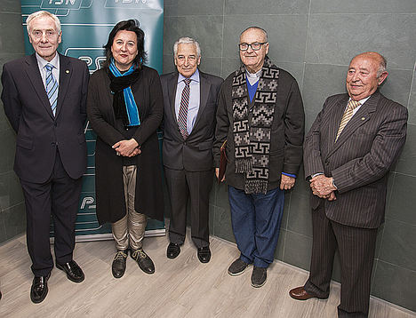 Esther Cumbrera, concejal de Vivienda, Medio Ambiente y Sostenibilidad del Ayuntamiento de Huelva y Miguel Carrero, presidente de PSN, flanqueados por Esteban Ímaz, secretario de PSN, Diego Capado, párroco, y Miguel Morgado, consejero de PSN.