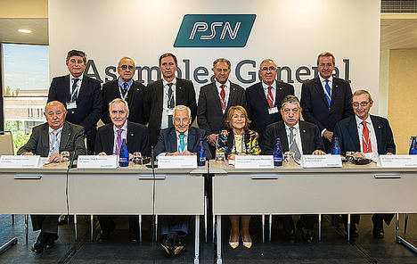 El Consejo de Administración de PSN. Sentados, en el centro, el presidente, Miguel Carrero, y la vicepresidenta, Carmen Rodríguez, flanqueados por el secretario de Consejo, Esteban Ímaz, y el vicepresidente segundo, Miguel Triola.