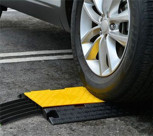Pasacables de suelo, un accesorio indispensable para la seguridad según Unimat Traffic