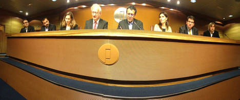 De izqda a dcha de la imagen, aparecen Antonio Domínguez, Director de Marketing de Roto-Frank España; Josep Castella, Director General Técnico de Zehnder España; Anne Vogt, arquitecta especialista en Passivhaus; el Dr. Wolfgang Feist, creador del estándar Passivhaus; Luís Martínez, Doctor en Ciencias Sociales y Consultor de Passivhaus, quien ha actuado de moderador; Susana Gago, Directora General de Marketing de St. Gobain; Giorgio Grillo, Director General de Deceuninck, y Koldo Monreal, Director Gerente de Onhaus.