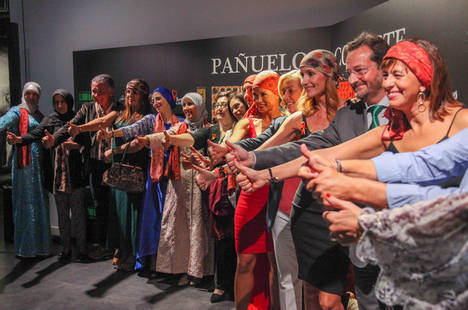 Sandra Ibarra presenta con su firma Kiss&Fly Solidary la colección “Pañuelos con Arte”