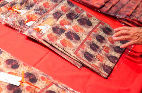 Sandra Ibarra presenta con su firma Kiss&Fly Solidary la colección “Pañuelos con Arte”