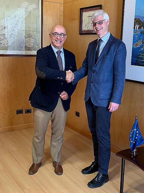 De izqda. a dcha.: Pedro Suárez López de Vergara, Presidente de la Autoridad Portuaria de Santa Cruz de Tenerife y Michel Nestour, Vice President Global Port Destination Development - Euromed de Carnival Corporation & Plc y Consejero Delegado de Santa Cruz Terminal SL.