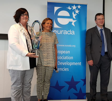 Pilar Irigoien, directora gerente con el premio.