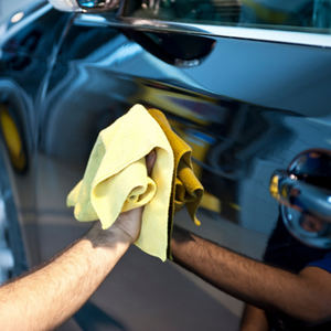 Plazy, la empresa que te lava el coche a domicilio con menos de medio litro de agua