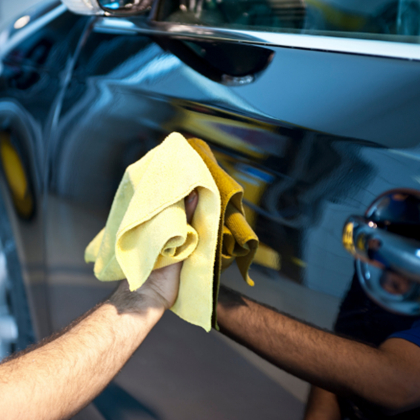 Plazy, la empresa que te lava el coche a domicilio con menos de medio litro de agua