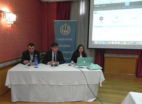 Pedro Caja, Vicente Poquet (en el centro) y  Marta Merino.