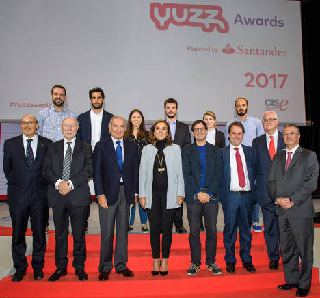 Grupo de emprendedores premiados con las autoridades que asistieron al acto de entrega.