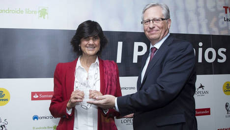 María Benjumea recibe el galardón.