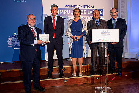 Entrega Premio AMETIC a Fira de Barcelona. De izqda a dcha: Constantí Serrallonga, director general de Fira de Barcelona; Ángela Heras, Secretaria de Estado de Universidades, Investigación, Desarrollo e Innovación; Emilio Lora-Tamayo, Rector Magnífico de la Universidad Internacional Menéndez Pelayo; y Pedro Mier, presidente de AMETIC.   