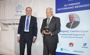 Miguel Carrero recibe el premio Victoriano Reinoso a su trayectoria profesional de manos de la Asociación de Empresarios Gallegos en Madrid