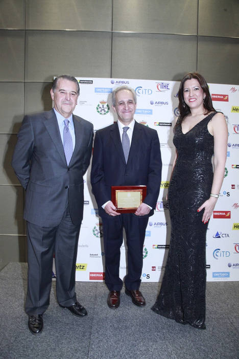 Francisco Javier García Arnaiz (Jefe de Estado Mayor del Ejército del Aire), Ángel Luis Arias Serrano (Director General de ENAIRE) y Estefanía Matesanz (Decana del COIAE)   
