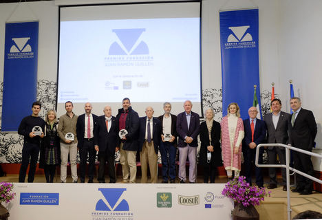 Unos 200 representantes de instituciones públicas, empresas, cooperativas y asociaciones, entidades financieras y representantes del sector fundacional y educativo asisten a la segunda edición de los Premios Fundación Juan Ramón Guillén