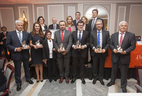 De izqda a decha: En primera fila, Joaquín Viondi (MC MUTUAL, que ha recogido el premio en representación de Construcciones Pérez Jiménez); Lucía Sánchez (Huawei Technologies España, S.L.); Mª Lluïsa Casals (viuda de don Antonio Baró); Antonio Carrera (Gestamp Abrera, S.A.); Pablo Doménech (Adisseo España, S.A.); Werner K. Gehring (Standard Profil Spain, S.A.); Albert Navarro (Grupo Serunion). En la fila superior, Marta García (CTC Externalización); Miquel Valls (Presidente de MC MUTUAL); Mª Dolores Limón (Directora del INSHT); Rafael Antonio Barberá (Director General de Ordenación de la Seguridad Social); Mª Lourdes Meléndez (Sub. Gral. de entidades colaboradoras de la Seguridad Social); Eduardo Vidal (Dtor. Gral de MC MUTUAL).